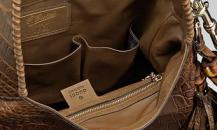 古馳-1921 collection-泥黃色鱷魚皮中號肩包，配流蘇、竹節細節和“G.Gucci Firenze 1921”草體字金屬牌