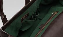 古馳-1921 collection- 泥黃色真皮手提旅行包，配鑰匙扣和帶“G.Gucci Firenze 1921”草體字金屬牌的標識牌