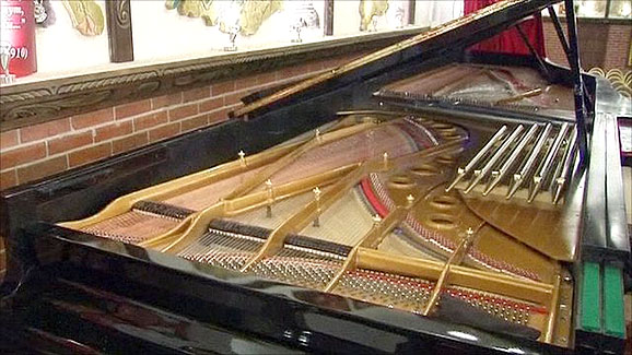 波蘭制造全球體積最大鋼琴