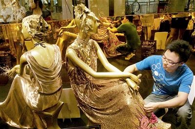 造價超千萬 “黃金女裝”閃亮北京