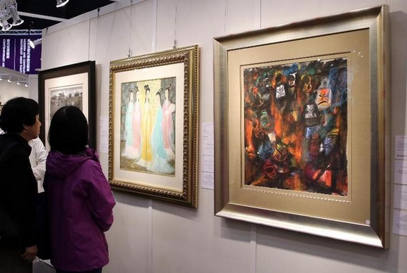 觀眾在香港蘇富比2013春拍預展上觀看林風眠的作品。右為其1984年畫作《火燒赤壁》，以1860萬港元成交。