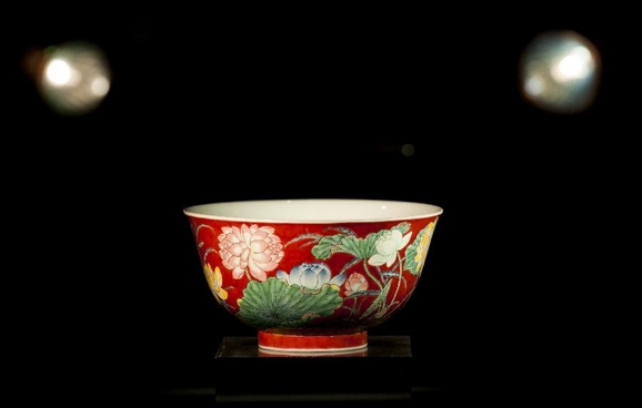清康熙御制胭脂紅地琺瑯彩蓮花圖碗拍出7404萬港元，刷新了康熙時期瓷器拍賣的記錄
