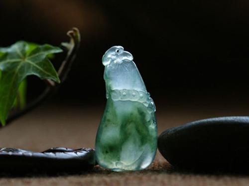 拍賣會上瘋狂的石頭 翡翠首飾真假鑒別有招
