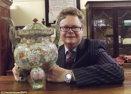 英男子將中國瓷器當垃圾塵封20年 拍出百萬元
