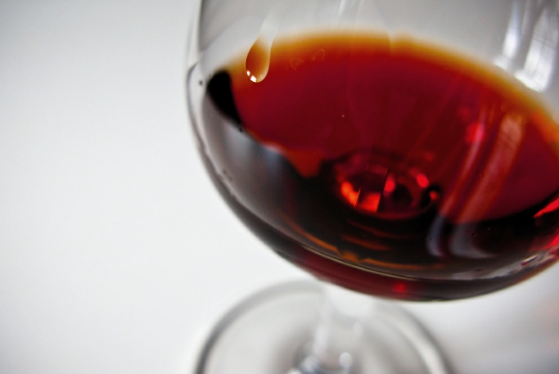 內比奧羅（Nebbiolo）的淺色讓它很容易在杯子里被認出來