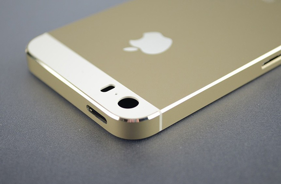 目前在網上曝光的Iphone5s淺金色機型