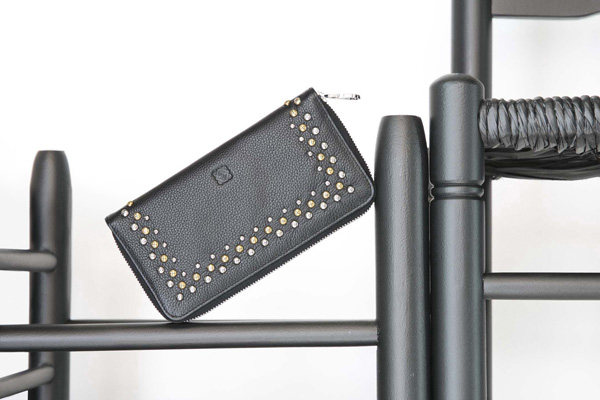 Loewe 推出全新Monochrome系列手袋