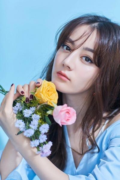 迪麗熱巴淺藍色連衣裙亮相， 清新裸妝少女感十足！